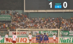 Bầu Đức bị cấp dưới đuổi khỏi sân vì hút thuốc lá trên khán đài