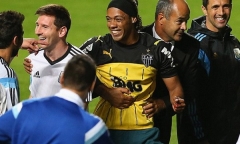 Ronaldinho bất ngờ vào sân quỳ lạy Messi gây sốt