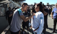Ronaldo đỏ mặt vì fan nữ đòi ký lên... ngực