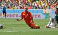 Clip: Điểm lại những pha ngã vờ thiên tài của Robben