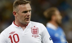 Video cú đá phạt góc đưa bóng lên khán đài của Rooney