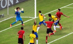Những pha cứu thua của thủ môn Mexico khiến Neymar khóc hận
