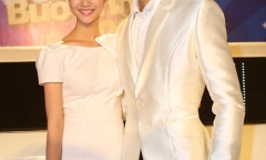 Ông bầu Phúc Nguyễn rủ rê chân dài đi cổ vũ 