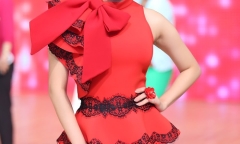 Khánh Thi khoe dáng đồng hồ cát trong chiếc đầm peplum
