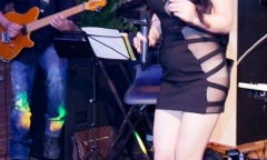 Hương Tràm vướng tin đồn sang Mỹ sinh con