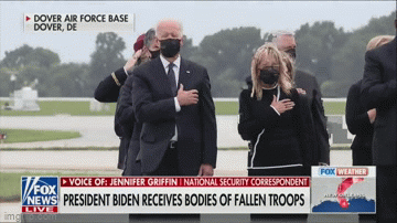 Tổng thống Biden bị chỉ trích xem đồng hồ trong lễ đón thi thể lính Mỹ hy sinh ở Afghanistan