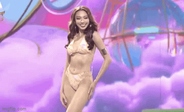 Miss Grand International 2021: Thuỳ Tiên khoe body nuột nà, chân dài thẳng tắp trong phần thi trang phục áo tắm