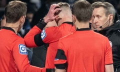 Trợ lý trọng tài bị ném cốc bia vào đầu, trận đấu ở Bundesliga phải tạm hoãn