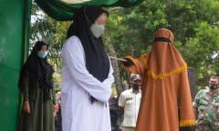 Indonesia: Người phụ nữ bị đánh 100 roi thị chúng vì ngoại tình