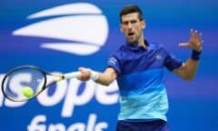 Australia tạm hoãn quyết định trục xuất Djokovic