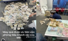 Chàng trai gây sốc khi vác một bao tải tiền 3 năm tiết kiệm với đủ các mệnh giá đi gửi ngân hàng