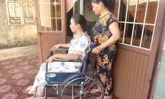 Một phụ nữ tố bị liệt 2 chân, mất con sau tai nạn rơi thang máy