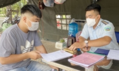 TP.HCM: Cầm phiếu hết hạn nhiều ngày đi chợ, nam thanh niên bị xử phạt 2 triệu đồng