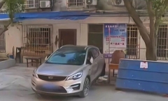 Chủ nhà tung chiêu “độc” khiến tài xế đỗ xe chắn cửa suốt 5 năm phải chịu thua