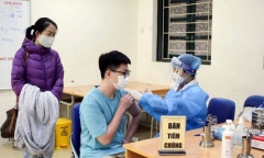 Hà Nội tạm ngừng tiêm cho học sinh cấp 2, chờ chỉ đạo của bộ Y tế về 2 lô vaccine Pfizer gia hạn