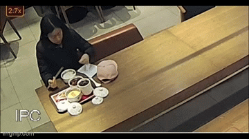 Video: Cận cảnh người phụ nữ tự bỏ tóc vào đồ ăn hòng quỵt tiền nhà hàng