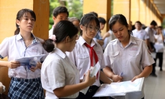 Nhiều trường tư tại Hà Nội yêu cầu phụ huynh đặt cọc giữ chỗ cho con vào lớp 10