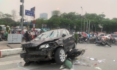 Hiện trường vụ ôtô tông liên hoàn xe máy ở Hà Nội