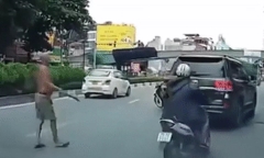 Xác minh clip người đàn ông phi dao vào kính ô tô Land Cruiser đang di chuyển ở Hà Nội