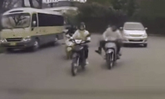 Truy xét 2 thanh niên đi xe máy đạp người phụ nữ tại Hà Nội