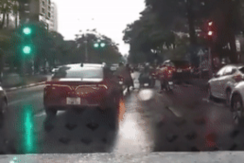 Kinh hãi clip ô tô tông hàng loạt xe máy đang đứng chờ đèn đỏ ở Hà Nội