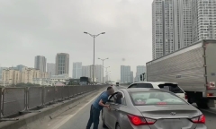 Xác minh tài xế Porsche chặn đầu, nhổ nước bọt vào xe khác ở Hà Nội