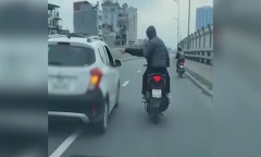 Tin thời sự nóng mới nhất ngày 27/2: 2 thanh niên đi xe máy lên cao tốc, hành hung tài xế ôtô ở Hà Nội