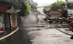 Lãnh đạo công an thăm hỏi chiến sĩ bị thương vụ cháy nhà khiến 3 người tử vong ở Hà Nội