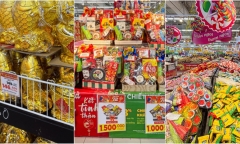 Hàng Tết dồi dào, chất như núi trên kệ ở siêu thị Hà Nội