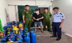 Phát hiện kho hàng kinh doanh trái phép tập kết 70 bình khí cười ở Hà Nội