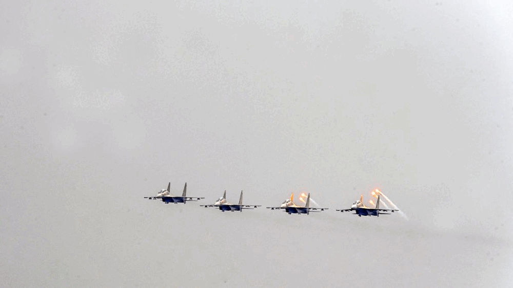Mãn nhãn trước màn Su-30MK2 thả pháo sáng trên bầu trời Hà Nội