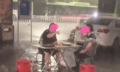 Câu chuyện đằng sau hình ảnh hai người đàn ông ngồi uống rượu khiến dân mạng bất ngờ
