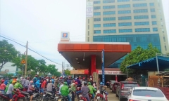 Người dân TP.HCM tìm nơi đổ xăng, bị từ chối khi mang can đi mua
