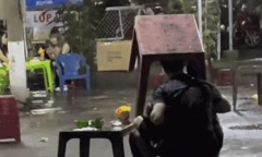 Chàng trai đột nhiên lấy bàn đội lên đầu, lý do đúng chuẩn 