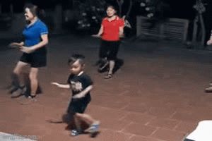 Clip bé trai mẫu giáo tập nhảy cùng các các bà, các mẹ gây sốt cộng đồng mạng vì