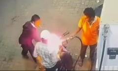 Clip: Bị cấm hút thuốc tại trạm xăng, người đàn ông châm lửa đốt xe máy
