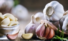 Đi chợ mua tỏi nên chọn củ trắng hay màu tía?