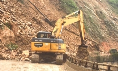 Tuyến quốc lộ 8A lên Cửa khẩu quốc tế Cầu Treo bị sạt lở, gây ách tắc giao thông