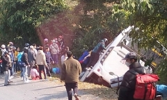 Phú Thọ: Ô tô khách chở hơn 40 người bị lật tại khu vực đèo Cón