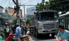 Tin tức tai nạn giao thông mới ngày 9/6: Xe ben ép sát lề quẹt ngã xe máy, 1 nữ sinh nguy kịch