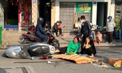 Xót lòng hình ảnh bà ngoại ôm thi thể bé trai 7 tuổi khóc gào sau tai nạn giao thông