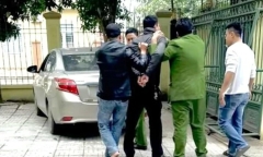 Bất ngờ danh tính người đàn ông dùng mũ bảo hiểm đập vỡ kính ô tô sau va chạm giao thông