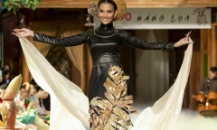 Trương Thị May mặc áo dài vải Lãnh Mỹ A, mở màn show thời trang Đinh Văn Thơ