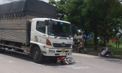 Tin tức tai nạn giao thông mới ngày 8/7: Va chạm với xe tải, người phụ nữ bị cuốn vào gầm xe