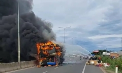 Xe giường nằm bốc cháy trên QL1A, hơn 40 hành khách kịp chạy thoát