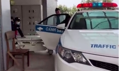 Phát hiện người bị đột quỵ sáng mùng 2 Tết, CSGT dùng xe chuyên dụng đưa đi cấp cứu kịp thời