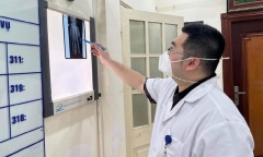 Nam thanh niên dập nát bàn tay do vừa sạc pin vừa chơi điện thoại