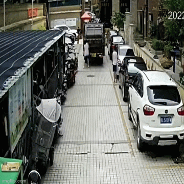 Người phụ nữ gặp tai nạn nhớ đời khi vừa đi vừa “cắm mặt” vào điện thoại