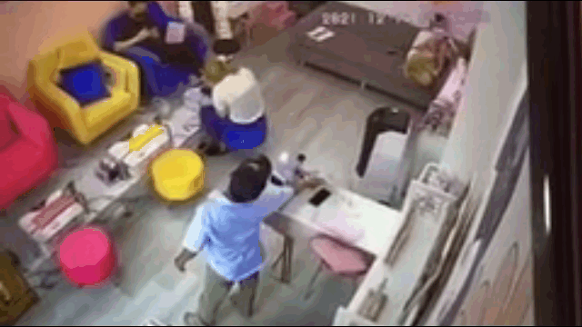 Video: Người đàn ông vờ bán vé số, nhanh tay khoắng điện thoại