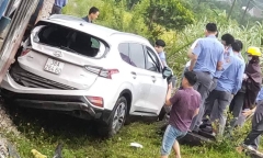 Tin tức tai nạn giao thông mới ngày 17/5: Ô tô chở 5 người bị tàu hoả tông lao xuống ruộng